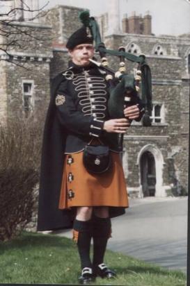 Piper wearing an Irish military kilt Piper wearing an Irish military kilt